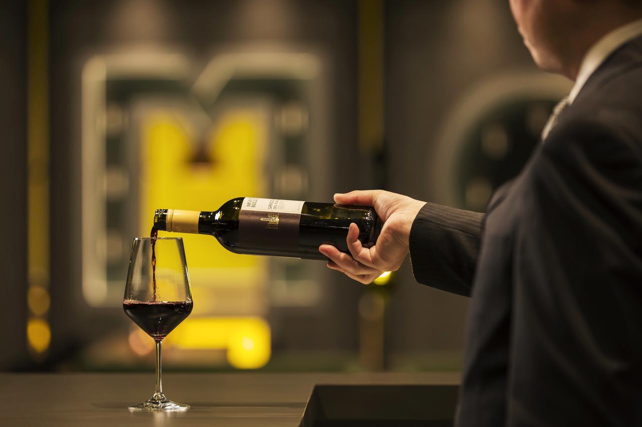 Omo7 Asahikawa By Hoshino Resorts ภายนอก รูปภาพ Wine being poured