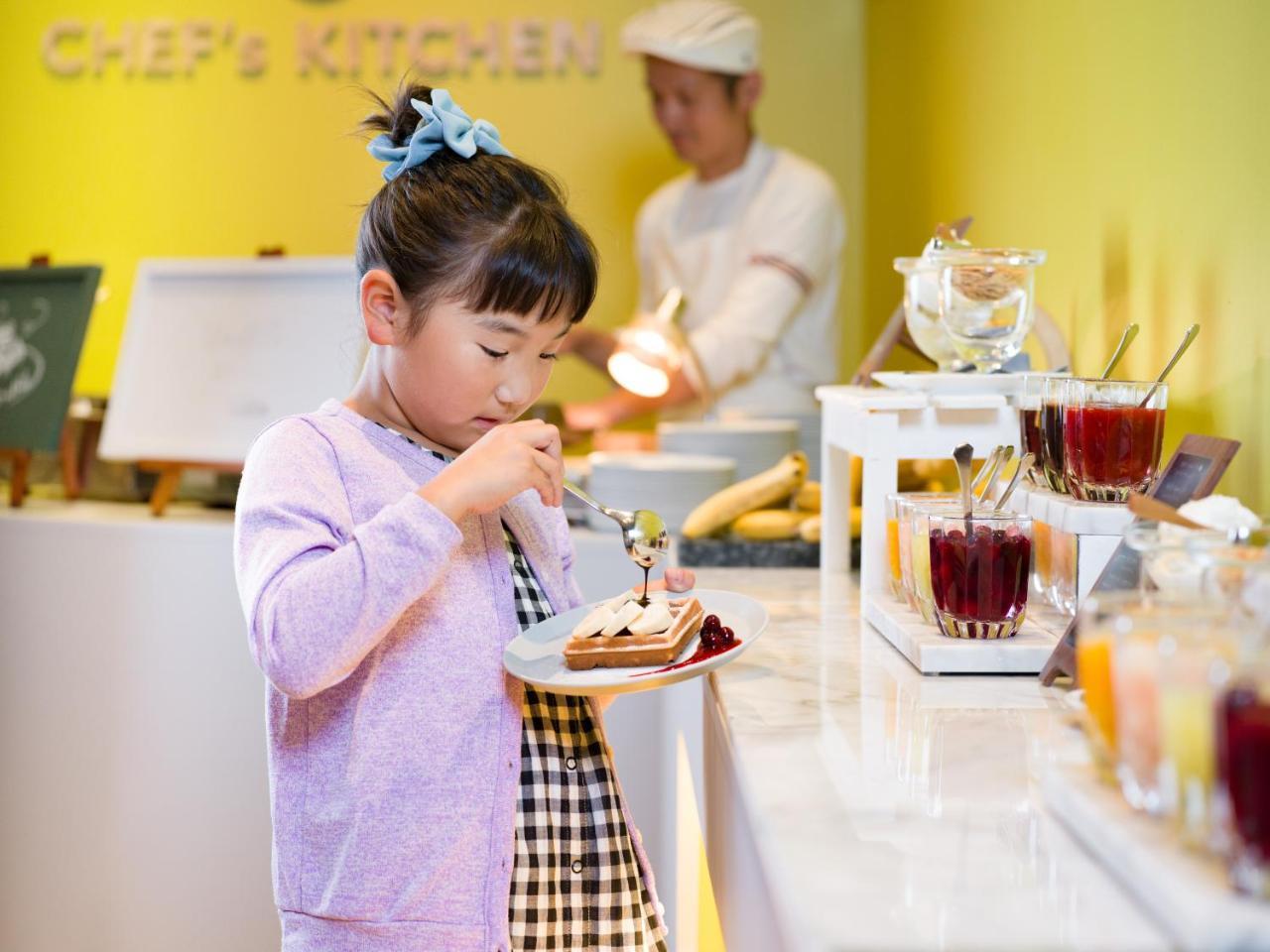 Omo7 Asahikawa By Hoshino Resorts ภายนอก รูปภาพ A child eating dessert
