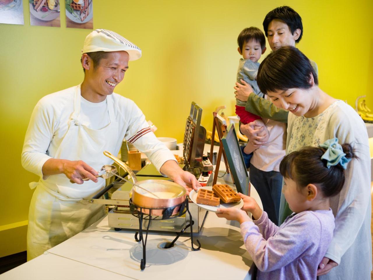 Omo7 Asahikawa By Hoshino Resorts ภายนอก รูปภาพ A family at a buffet